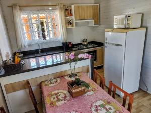 Küche/Küchenzeile in der Unterkunft Casa Sonho Conforto e paz pertinho do mar