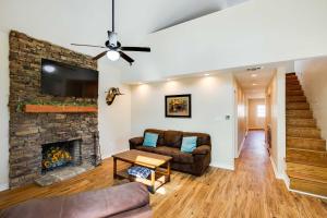 uma sala de estar com um sofá e uma lareira em Lake Fork Vacation Rental with Fire Pit! em Emory