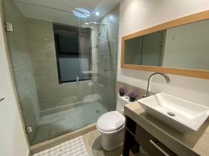 uma casa de banho com um chuveiro, um WC e um lavatório. em Corazón de condesa em Cidade do México