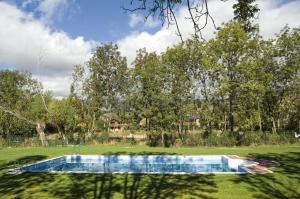 una piscina vacía en un campo con árboles en Alberg Anna Maria Janer, en Llivia