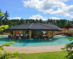a group of people sitting in a swimming pool at Brzoskwiniowy Dom in Bańska Niżna