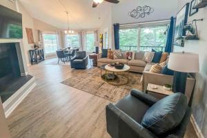 a living room with a couch and a table at Long Island Condo in Hot Springs