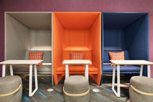 Tru By Hilton Cedar Rapids Westdale的休息区