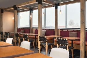Tru By Hilton Cedar Rapids Westdale餐厅或其他用餐的地方