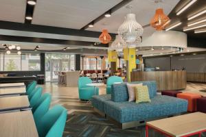 Area lounge atau bar di Tru By Hilton Charlotte Ayrsley