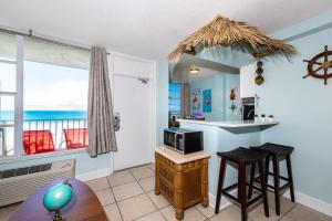 cocina con vistas al océano en Direct Oceanfront Private Balcony Tiki King bed, en Daytona Beach