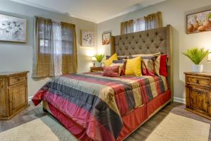 小石城的住宿－Spacious Little Rock Home with Patio - 9 Mi to Dtwn!，一间卧室设有一张大床和一个窗户。