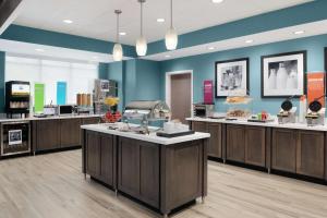 Hampton Inn Champaign Southwest的厨房或小厨房