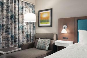 Hampton Inn Champaign Southwest客房内的一张或多张床位