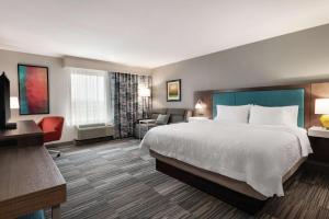 Hampton Inn Champaign Southwest客房内的一张或多张床位