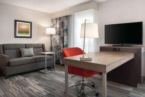 Hampton Inn Champaign Southwest的电视和/或娱乐中心