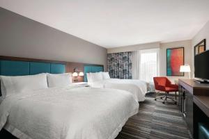 Hampton Inn Champaign Southwest客房内的一张或多张床位