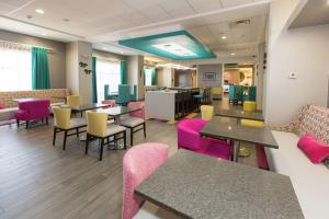 Posezení v ubytování Hampton Inn Mustang