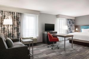 Hampton Inn Champaign Southwest的电视和/或娱乐中心