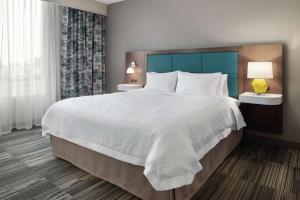 Hampton Inn Champaign Southwest客房内的一张或多张床位