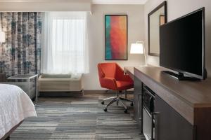 Hampton Inn Champaign Southwest的电视和/或娱乐中心