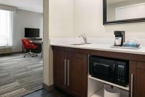 Hampton Inn Champaign Southwest的厨房或小厨房