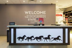 Certifikát, hodnocení, plakát nebo jiný dokument vystavený v ubytování Hampton Inn Mustang