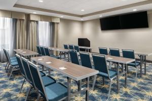 Hampton Inn Champaign Southwest的电视和/或娱乐中心