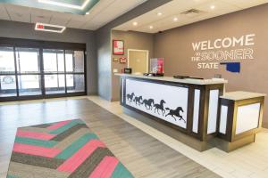 Vstupní hala nebo recepce v ubytování Hampton Inn Mustang