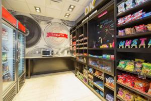 Supermarket nebo jiné obchody v  hotelu nebo okolí