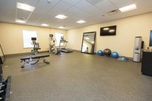 Fitness centrum a/nebo fitness zařízení v ubytování Hampton Inn Mustang