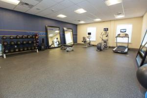 Fitness centrum a/nebo fitness zařízení v ubytování Hampton Inn Mustang