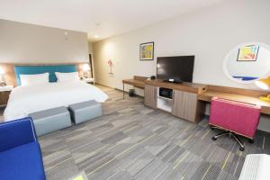 TV a/nebo společenská místnost v ubytování Hampton Inn Mustang