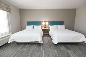 Postel nebo postele na pokoji v ubytování Hampton Inn Mustang