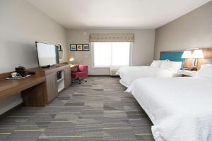 Postel nebo postele na pokoji v ubytování Hampton Inn Mustang