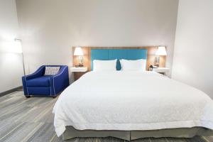 Postel nebo postele na pokoji v ubytování Hampton Inn Mustang