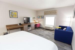 TV a/nebo společenská místnost v ubytování Hampton Inn Mustang