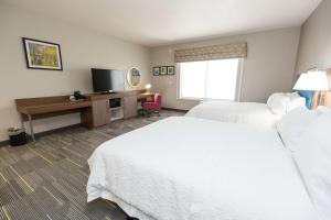 Postel nebo postele na pokoji v ubytování Hampton Inn Mustang