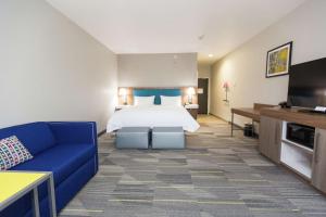 TV a/nebo společenská místnost v ubytování Hampton Inn Mustang