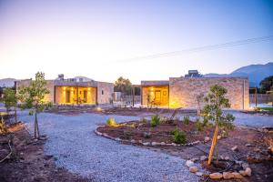 TympákiにあるMarelia Villa 1の木立の庭のある家
