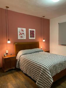 1 dormitorio con 1 cama y 2 luces colgantes en Corazón de condesa en Ciudad de México