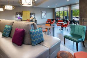 Home2 Suites By Hilton New Albany Columbus的休息区