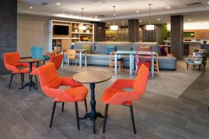 Home2 Suites By Hilton New Albany Columbus的休息区