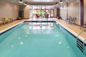 Home2 Suites By Hilton New Albany Columbus内部或周边的泳池