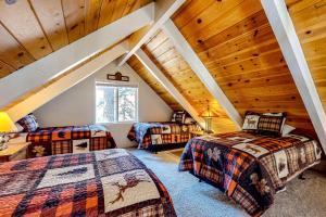 3 camas en un ático con techos de madera en Doris in the Forest, en Arnold