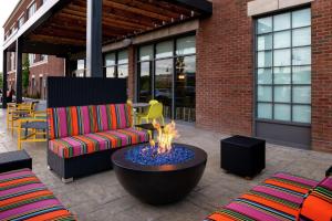 Home2 Suites By Hilton New Albany Columbus的休息区