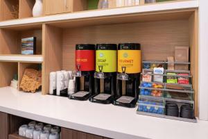 Home2 Suites By Hilton New Albany Columbus的咖啡和沏茶工具