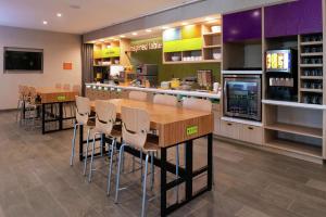 Home2 Suites By Hilton New Albany Columbus的厨房或小厨房