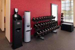 Home2 Suites By Hilton New Albany Columbus的健身中心和/或健身设施