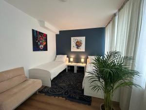 sala de estar con 2 camas y sofá en SkyLineApartment, en Frankfurt