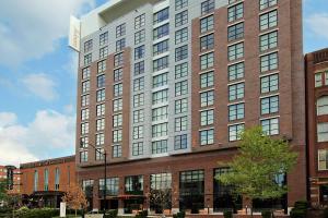 un gran edificio de ladrillo con muchas ventanas en Canopy By Hilton Columbus Downtown Short North, en Columbus