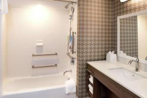 Home2 Suites By Hilton New Albany Columbus的一间浴室