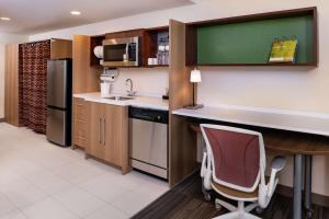 Home2 Suites By Hilton New Albany Columbus的厨房或小厨房