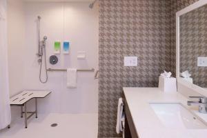 Home2 Suites By Hilton New Albany Columbus的一间浴室