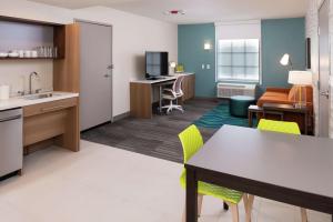 Home2 Suites By Hilton New Albany Columbus的厨房或小厨房
